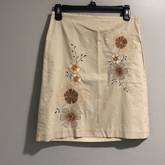EUC Ann Taylor LOFT Embroidered Sunflower Skirt